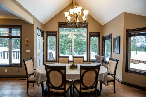 Mountain Gateway By Revelstoke Vacations