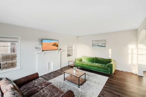 Classic Hb Home On Huge Corner Lot