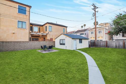 Classic Hb Home On Huge Corner Lot