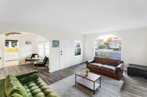 Classic Hb Home On Huge Corner Lot