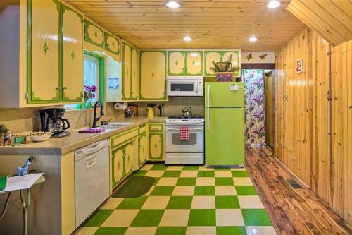 The Sleepy Gnome Cabin - 1940s Mtn Escape!