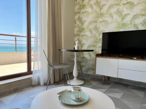 Romantic Getaway 1-bd Apartment With Sea View