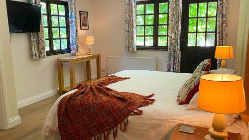 Looking Glass Cottage And Baskerville Retreat Cottage