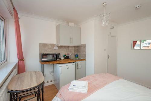 Motel Studio Apartment By Rajmoni Retrearts