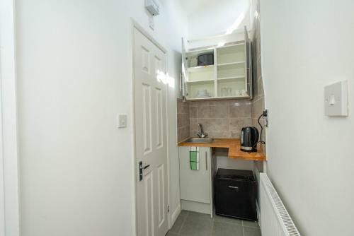 Motel Studio Apartment By Rajmoni Retrearts