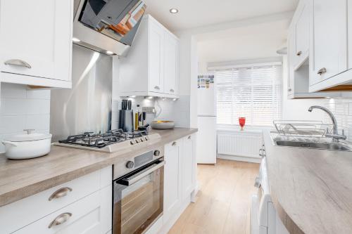 Canal Views Stunning House With Parking Sleeps 9