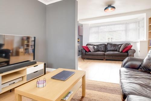 Canal Views Stunning House With Parking Sleeps 9