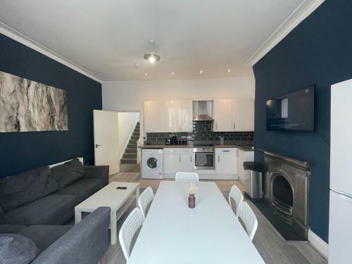 Morden Holiday House Next To Brighton Beach Sleep 15