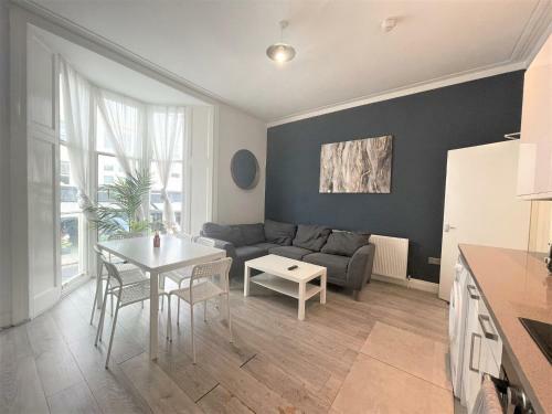 Morden Holiday House Next To Brighton Beach Sleep 15