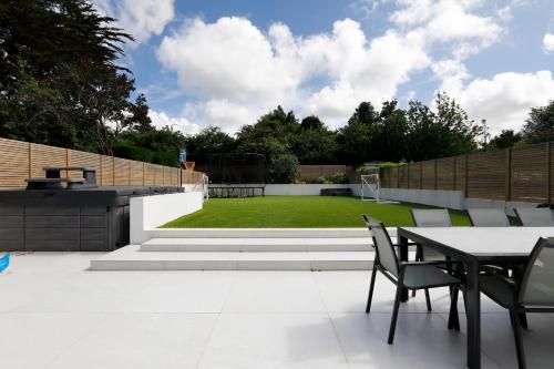 *new* Modern Stylish 4 Bedroom Home With Parking**