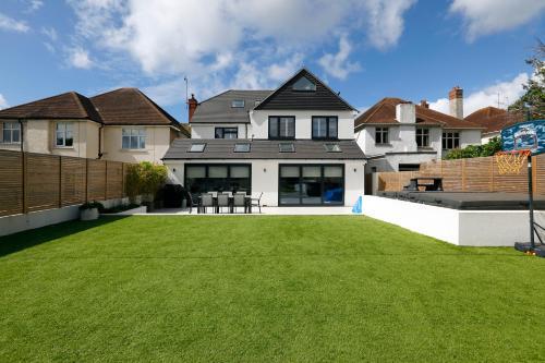 *new* Modern Stylish 4 Bedroom Home With Parking**