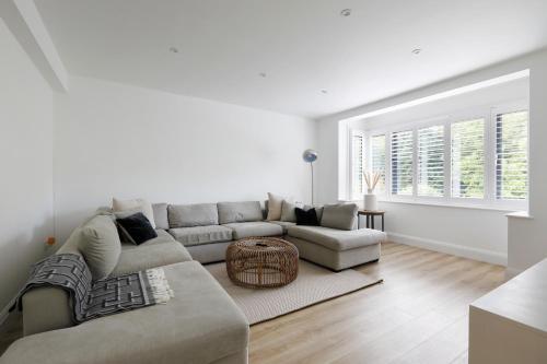 *new* Modern Stylish 4 Bedroom Home With Parking**