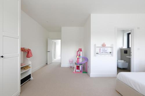 *new* Modern Stylish 4 Bedroom Home With Parking**