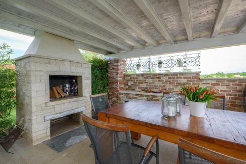Villa Blanca With Pool And Parking