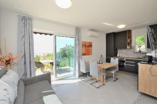 New Apartment With Terrace And Sea View 1
