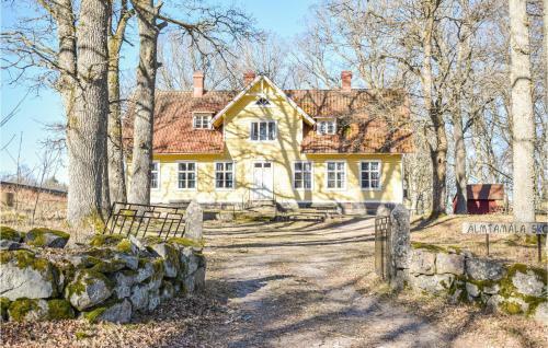 Beautiful Apartment In Holmsj� With 2 Bedrooms