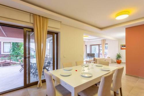 G�cek'te Deniz Ve Orman Manzaral? 4+2 Emir Villa