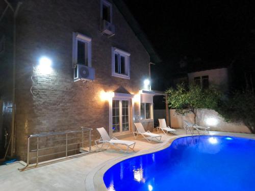 Large House Top Location (Only 100m To The Beach)