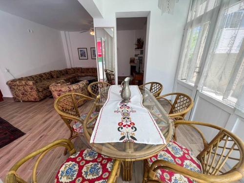 Large House Top Location (Only 100m To The Beach)