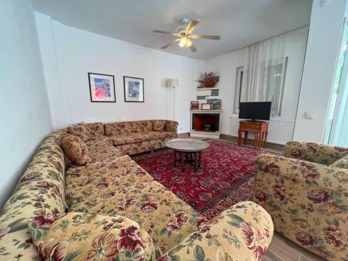 Large House Top Location (Only 100m To The Beach)