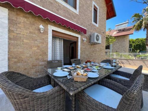 Large House Top Location (Only 100m To The Beach)