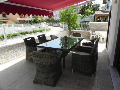 Large House Top Location (Only 100m To The Beach)