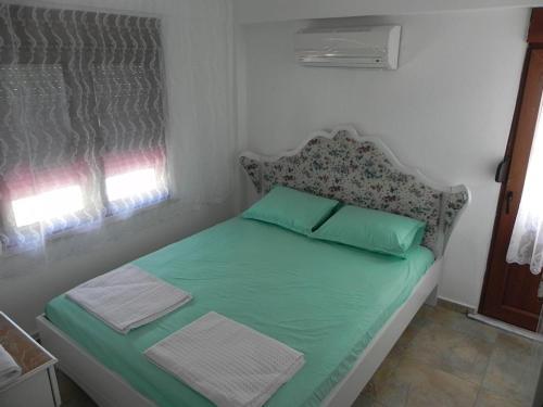 Large House Top Location (Only 100m To The Beach)