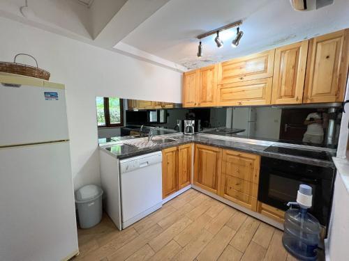 Large House Top Location (Only 100m To The Beach)