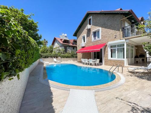 Large House Top Location (Only 100m To The Beach)
