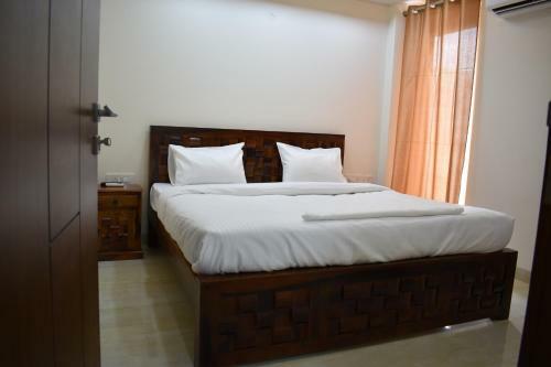 Lime Tree Three Bhk Serviced Apartment Golf Course Extension Near Hong Kong Bazaar