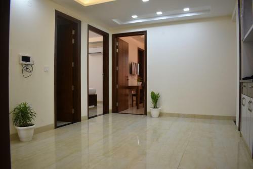 Lime Tree Three Bhk Serviced Apartment Golf Course Extension Near Hong Kong Bazaar
