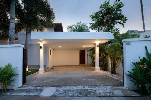 Beautiful Peaceful 3 Bedrooms Pool Villa At Rawai