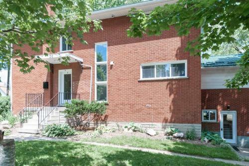 Entire 2 Bedroom Apartment Uptown Kw