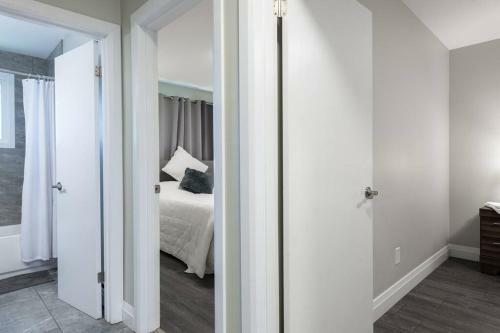 Entire 2 Bedroom Apartment Uptown Kw
