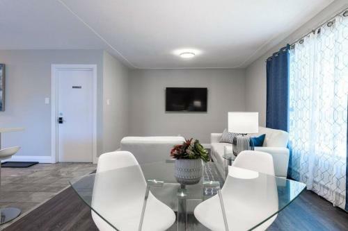 Entire 2 Bedroom Apartment Uptown Kw