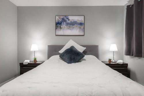 Entire 2 Bedroom Apartment Uptown Kw