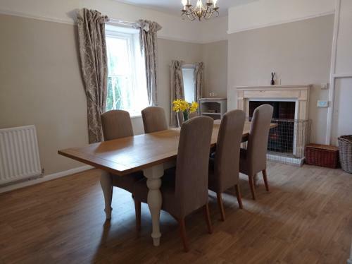 Old Hall Farmhouse, Sleeps 6. Dogs Welcome.