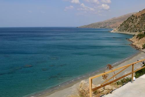 Endless Blue Beachfront Villa!