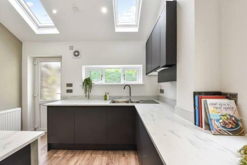 Modern Gf Apartment With Parking Just 6-min From City