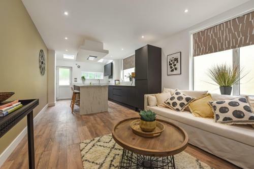 Modern Gf Apartment With Parking Just 6-min From City