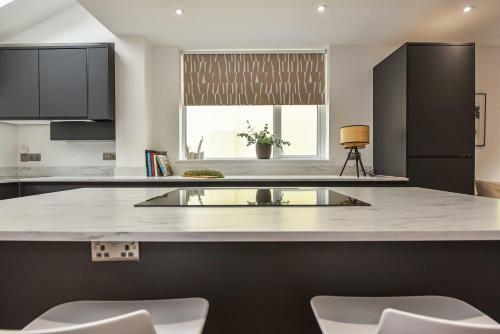 Modern Gf Apartment With Parking Just 6-min From City