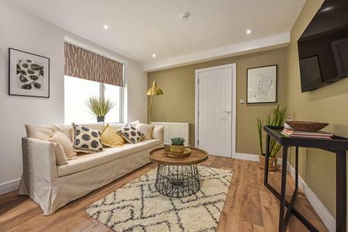 Modern Gf Apartment With Parking Just 6-min From City