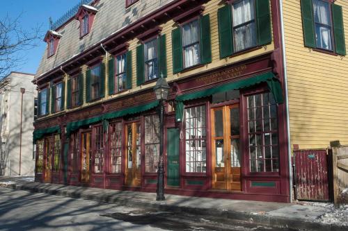 Hotel Hamilton Village Inn