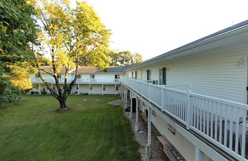 Hotel Hamilton Village Inn