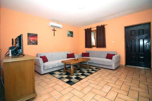 Hostal 4 Bedroom Guest House In Tisno