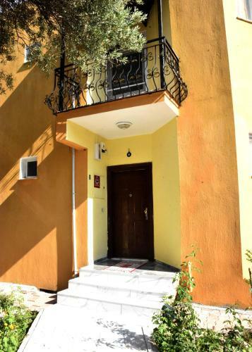 Villa Yellow Butterfly