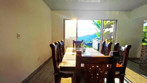 Acogedora Casa de Campo Con Vista A La Monta�a
