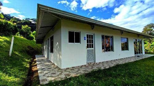 Acogedora Casa de Campo Con Vista A La Monta�a