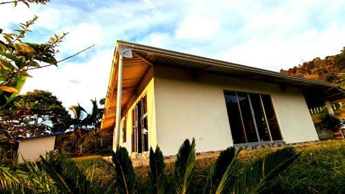 Acogedora Casa de Campo Con Vista A La Monta�a