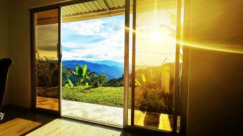 Acogedora Casa de Campo Con Vista A La Monta�a